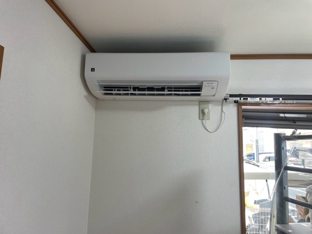 尼崎市でエアコン設置工事を行い室内機を設置した様子
