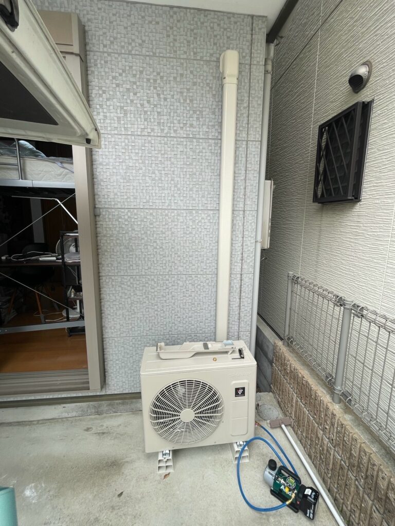 尼崎市でエアコン設置工事を行い室外機を設置した様子
