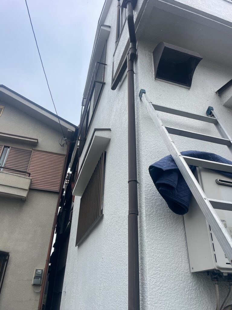 尼崎市 雨樋修理 外れた雨樋の破損箇所確認写真