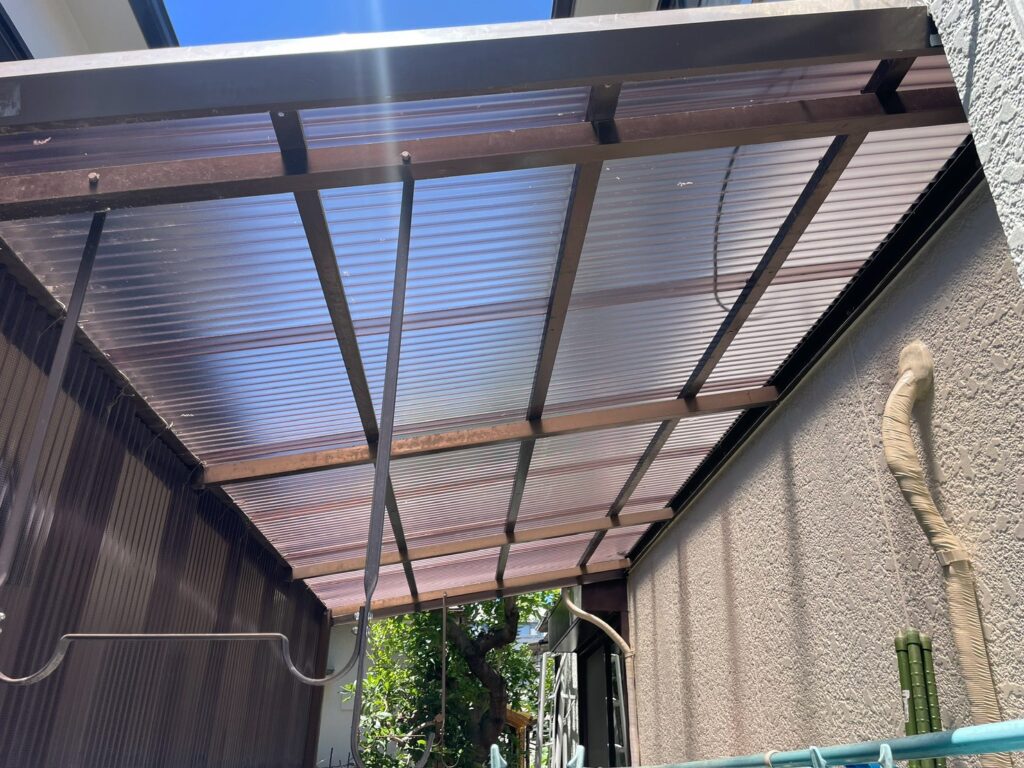 尼崎市でポリカ波板へ交換したベランダ屋根の施工後