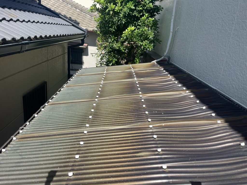 尼崎市のベランダ屋根で劣化した波板交換前の様子