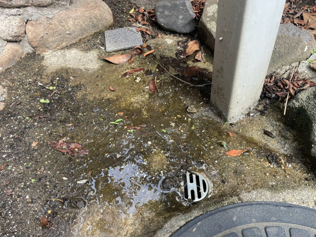 尼崎市 外水道修理 水漏れした庭の水道の施工前