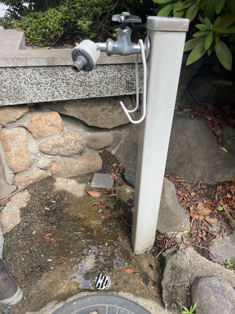 尼崎市 外水道修理 水漏れした庭の水道の施工前