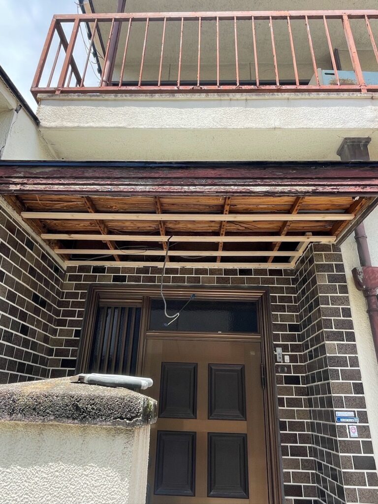 玄関軒天修理｜軒天撤去後に下地を補強した様子