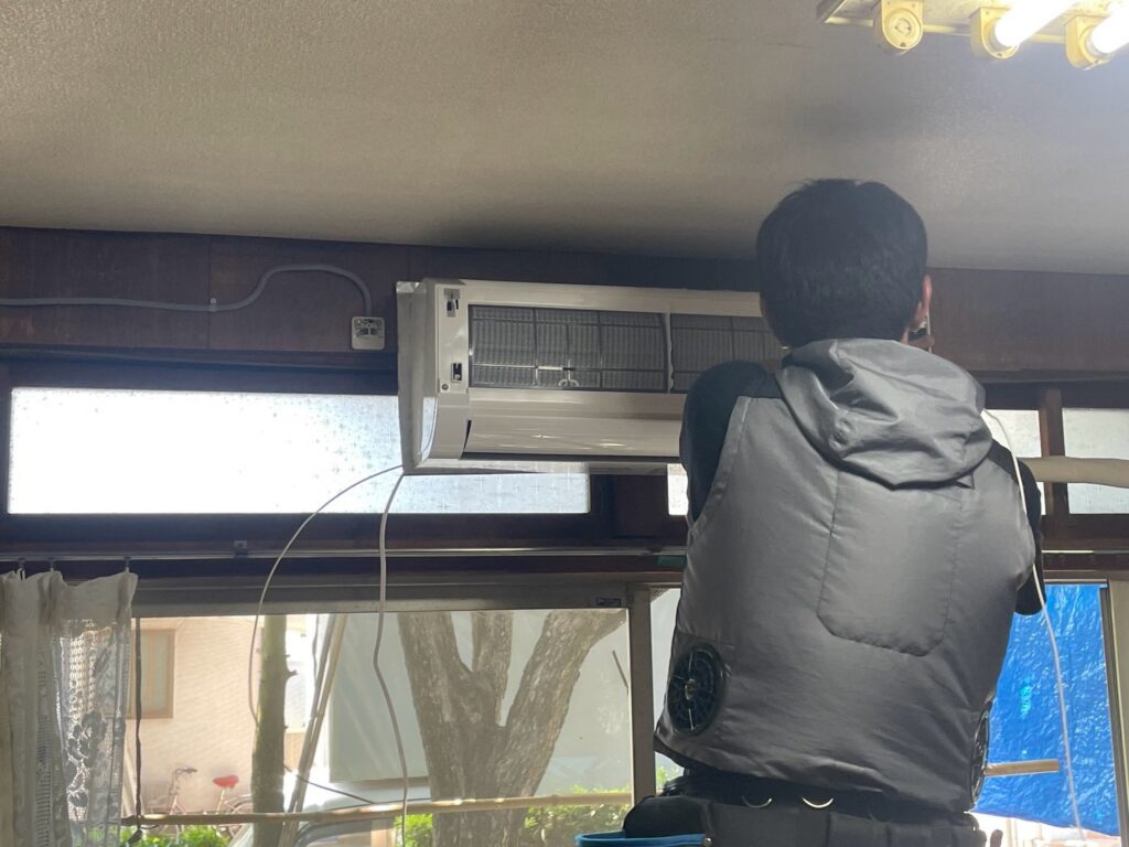 尼崎市 エアコン設置工事 取付作業中