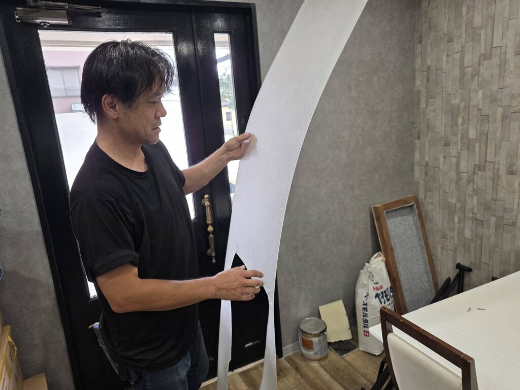 尼崎市で取り外した割れた浴室ドアパネル