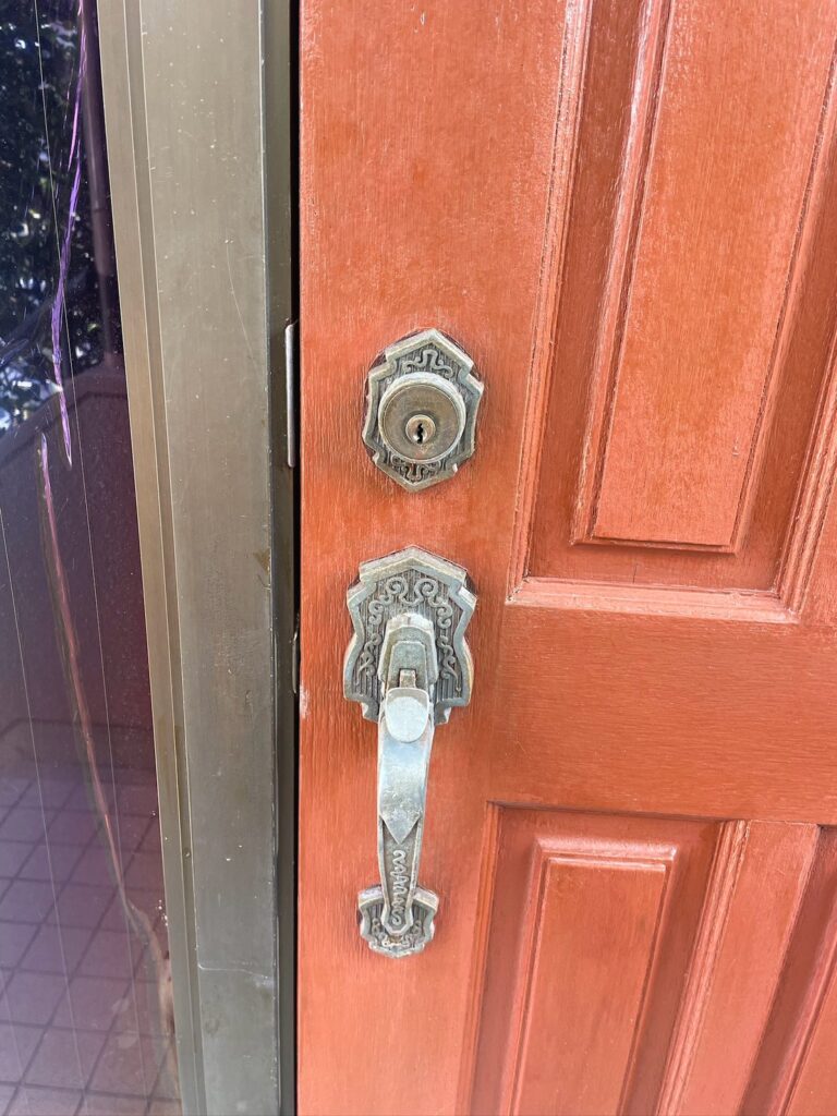 尼崎市で鍵交換前の玄関ドア