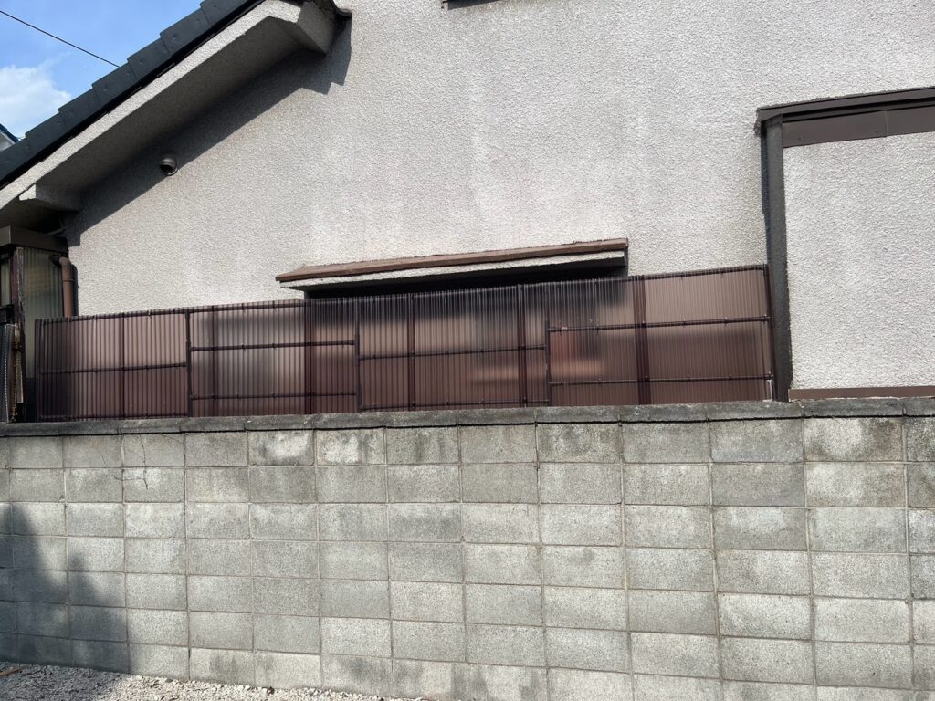 尼崎市で目隠し波板張替を行いポリカ波板へ交換した施工後