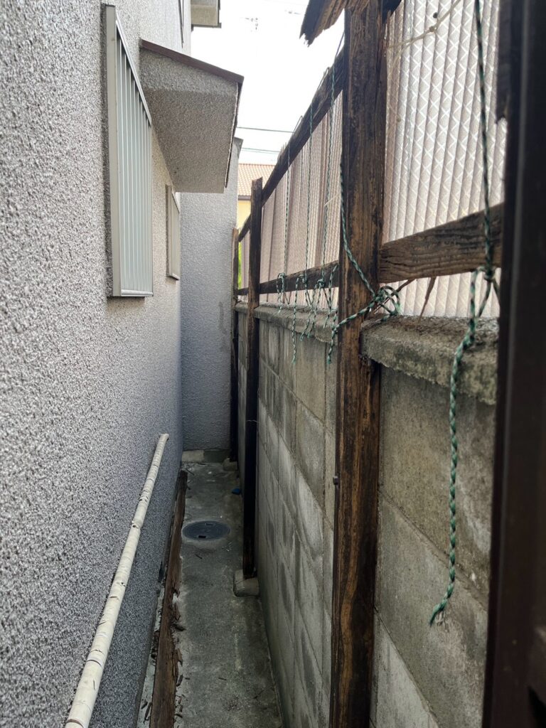 尼崎市で施工前の劣化した目隠し波板張替前の様子