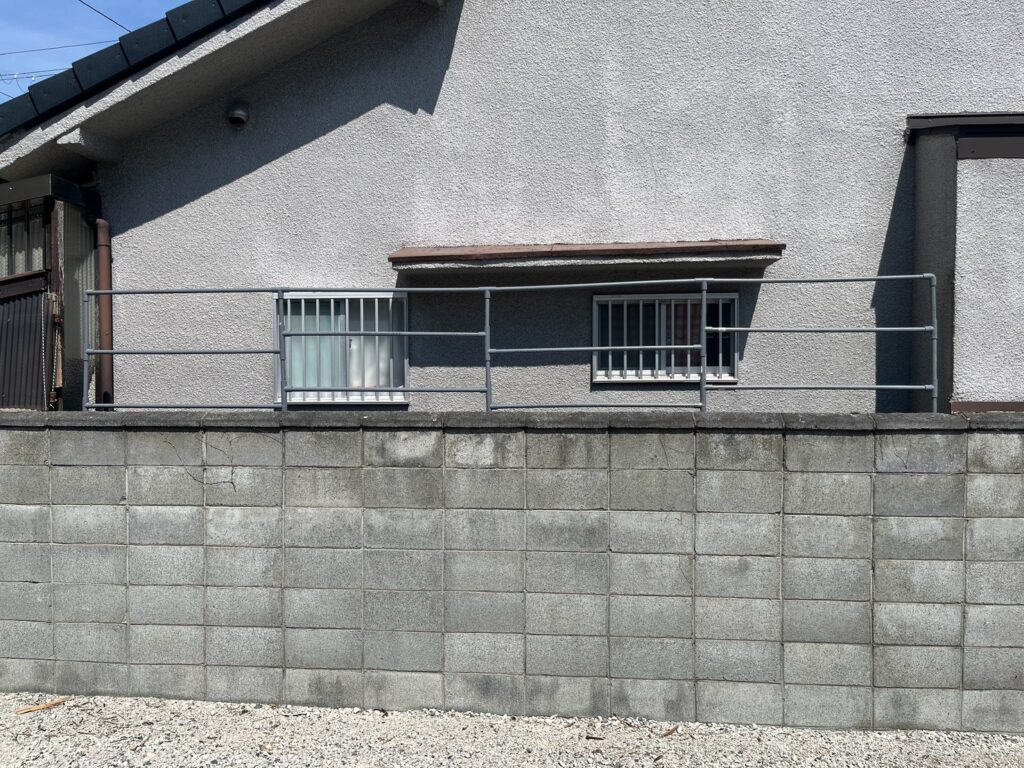 尼崎市で目隠し波板張替のため新しい支柱パイプを設置している様子