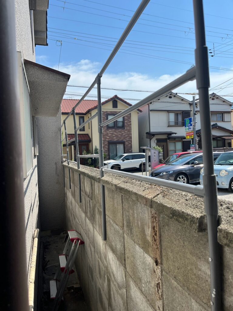 尼崎市で目隠し波板張替のため新しい支柱パイプを設置している様子