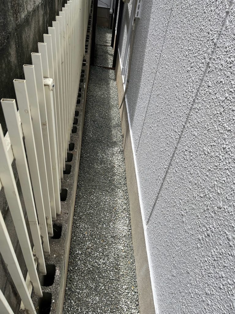 尼崎市で防草シートの上に砂利を敷いた施工後の様子