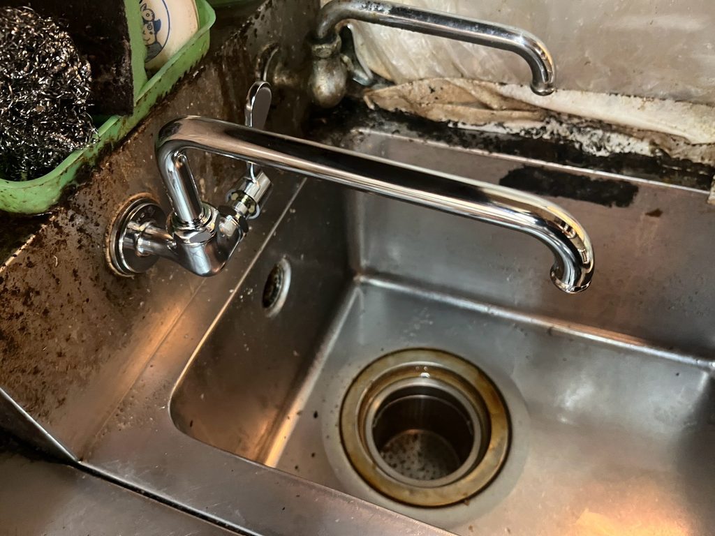 尼崎市で厨房水栓交換を行った施工後の厨房用横型自在水栓