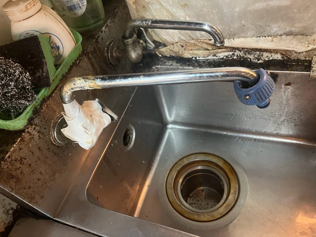 尼崎市で厨房水栓交換を行う前の既存水栓